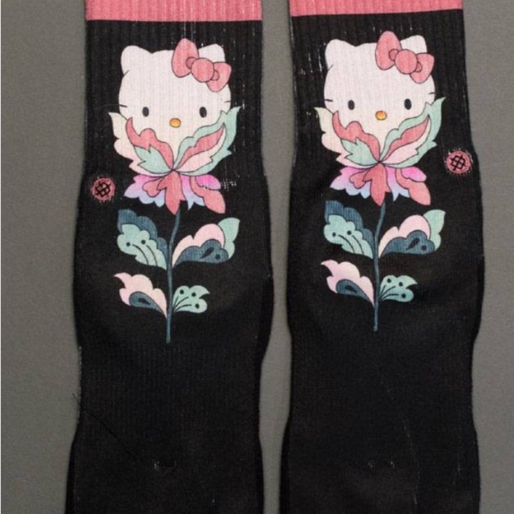 Stance x Sanrio Hello Kitty Women Crew Socks “Flower Friend” SZ Med (8-10.5) NWT - Picture 2 of 2
